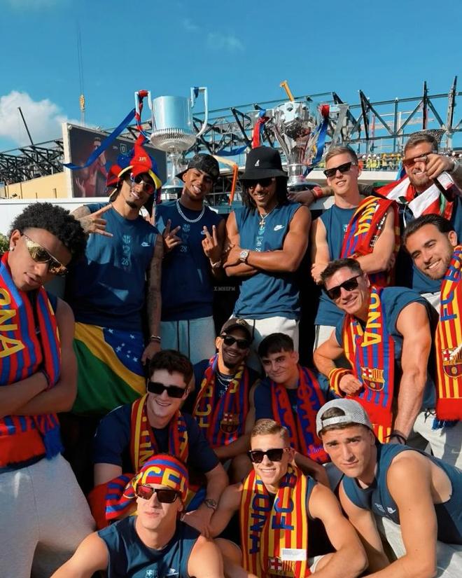 米兰冬奥会火炬传递至那不勒斯，卡纳瓦罗担任火炬手（米兰冬奥火炬抵达那不勒斯，卡纳瓦罗领衔传递）