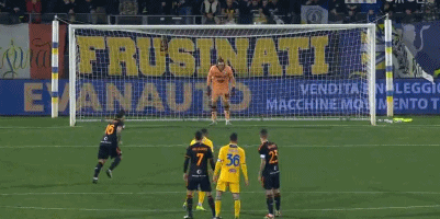 足球英超球队因球迷冲突被罚款，场面一度失控（英超球队因球迷骚乱遭罚，赛场秩序一度失控）